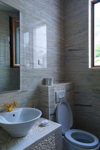 Гостевой дом Villa Horus Свети-Стефан Люкс с кроватью размера «king-size» и видом на море-1