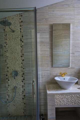 Гостевой дом Villa Horus Свети-Стефан Люкс с кроватью размера «king-size» и видом на море-2