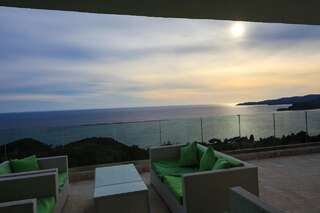 Гостевой дом Villa Horus Свети-Стефан Люкс с кроватью размера «king-size» и видом на море-4